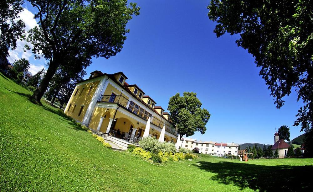 Kastiel Lucivna Hotel ภายนอก รูปภาพ