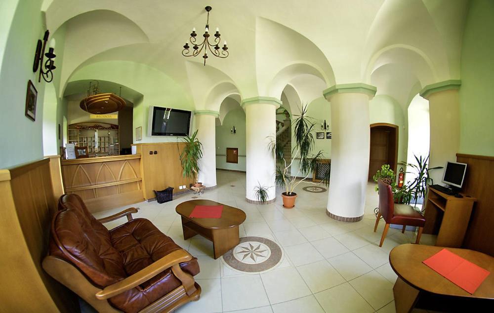 Kastiel Lucivna Hotel ภายนอก รูปภาพ