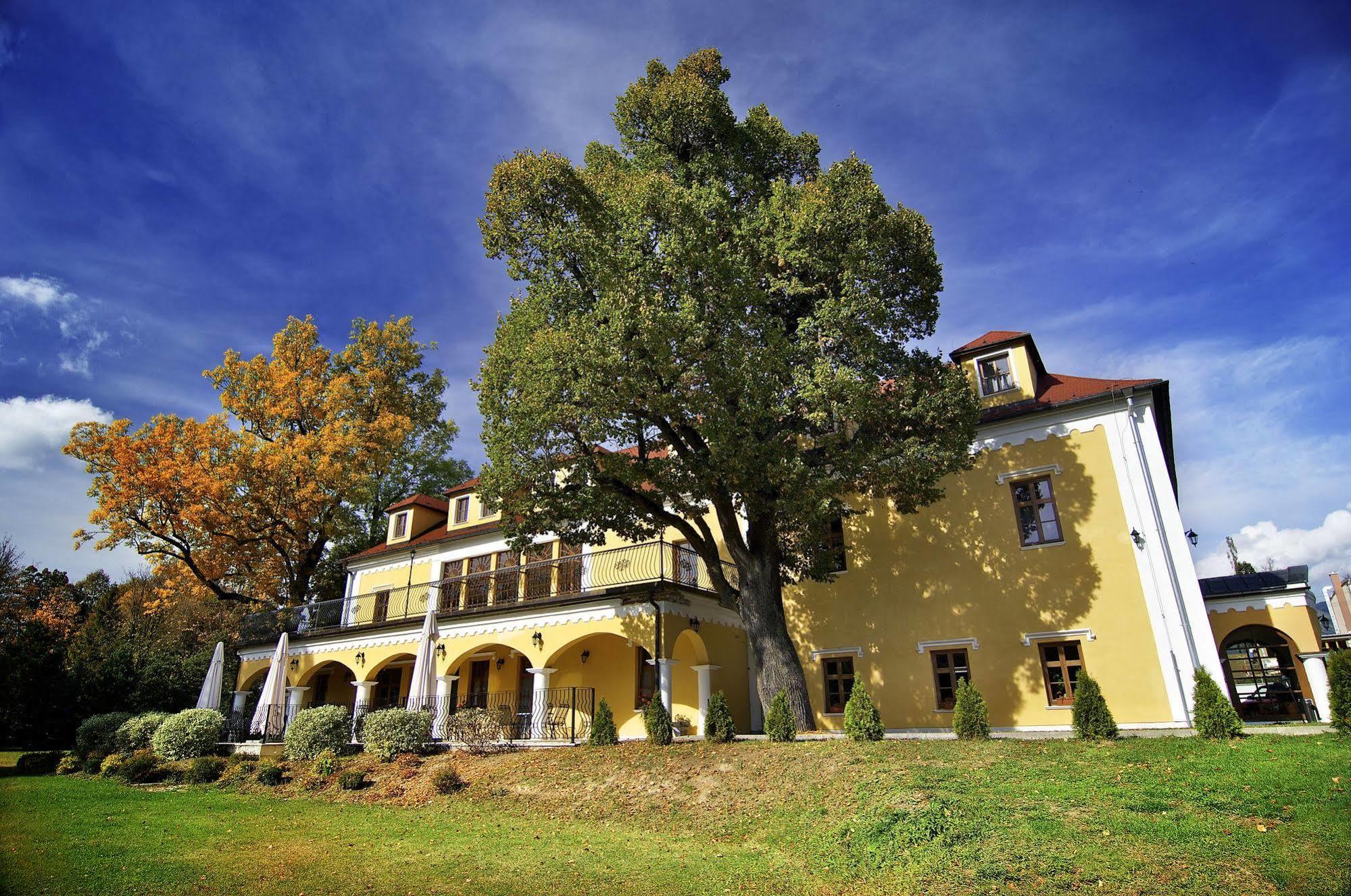 Kastiel Lucivna Hotel ภายนอก รูปภาพ