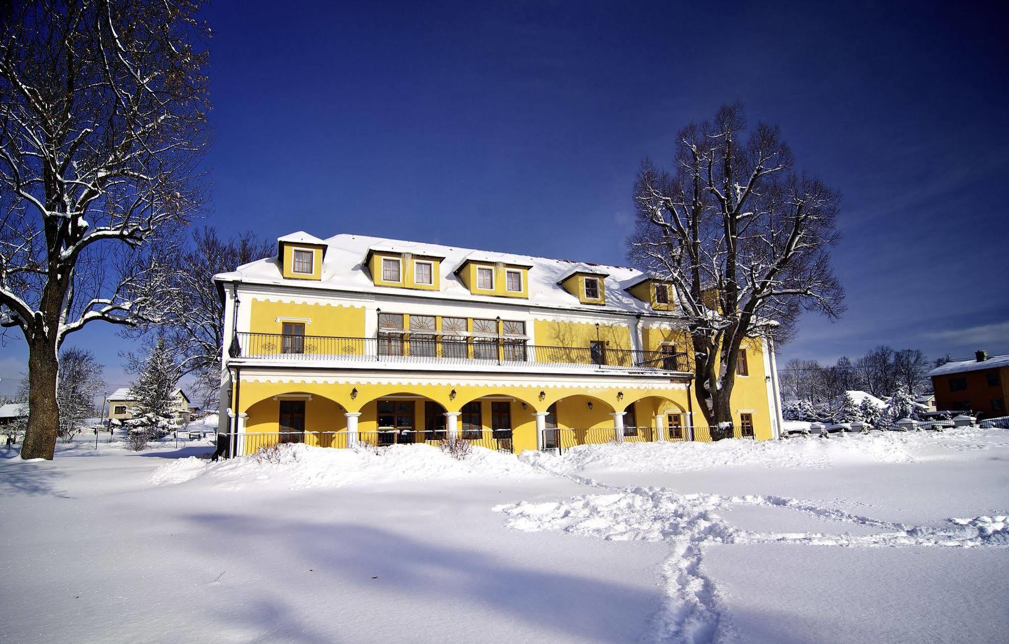 Kastiel Lucivna Hotel ภายนอก รูปภาพ