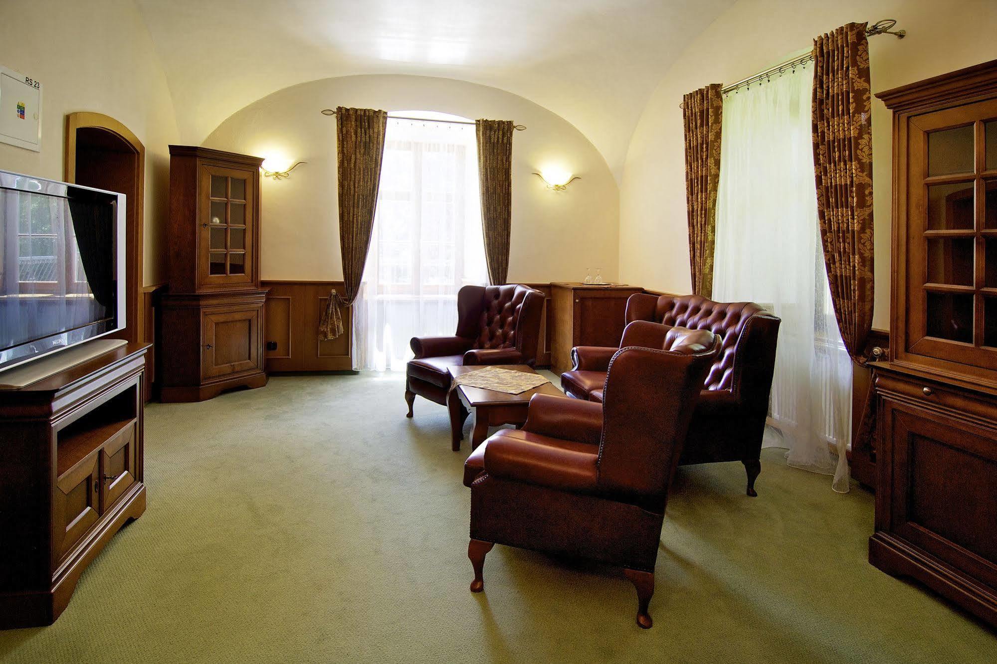 Kastiel Lucivna Hotel ภายนอก รูปภาพ