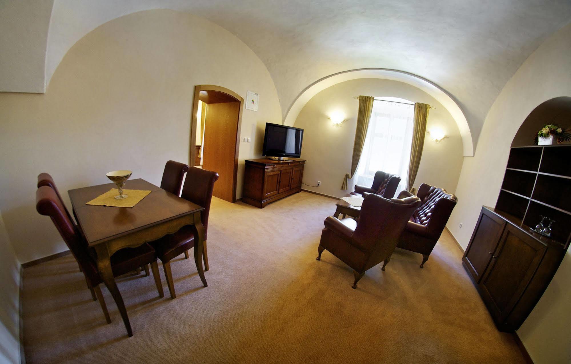 Kastiel Lucivna Hotel ภายนอก รูปภาพ